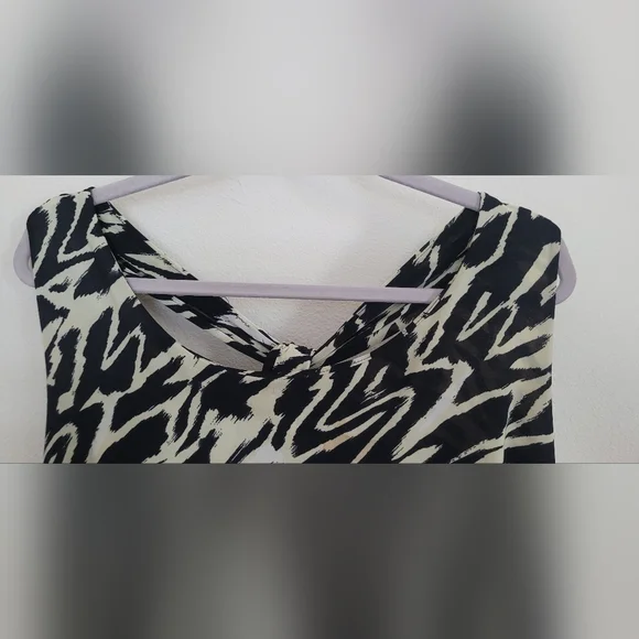 Chic Black and White Abstract Print Dress - Picture 3 of 16